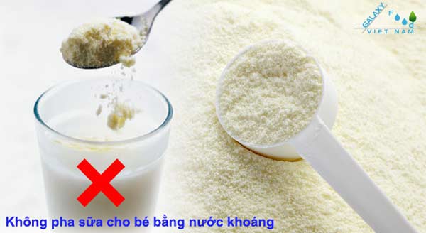 Không pha sữa bằng nước khoáng cho trẻ nhỏ